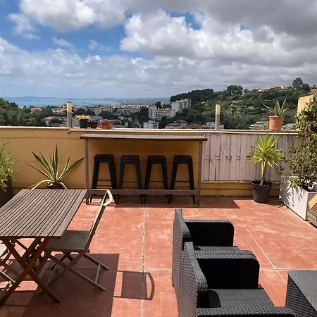 T2 Traversant Avec Grande Terrasse Et Piscine *