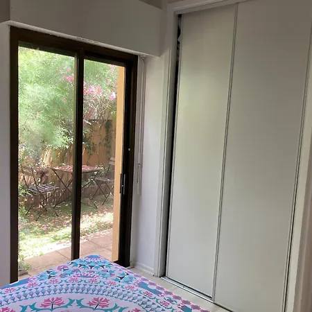 T2 Traversant Avec Grande Terrasse Et Piscine